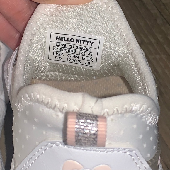 Hello Kitty Sneakers 7.5 - Picture 5 of 10